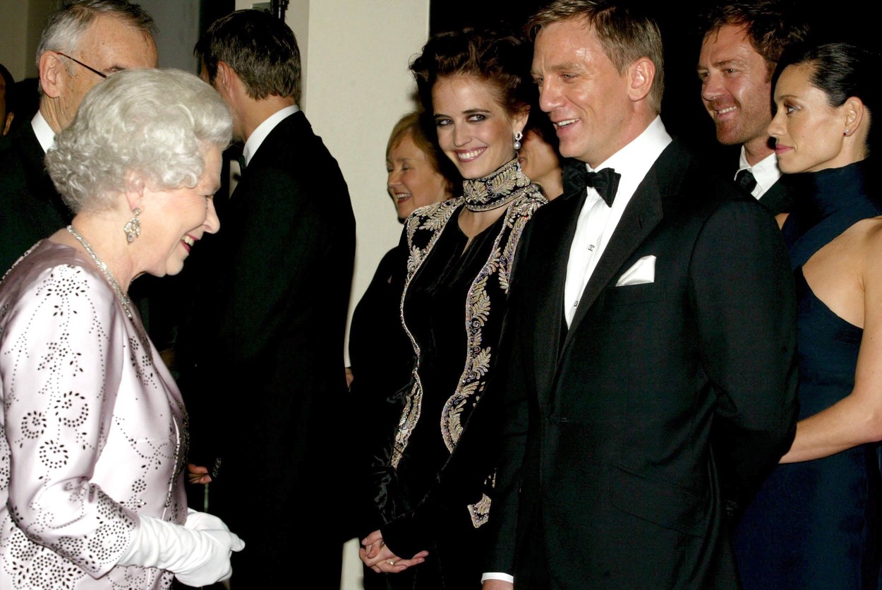 Daniel Craig a dezvăluit cum este Regina Elisabeta a-II-a în privat. Actorul a spus că este haioasă și chiar l-a surprins cu o glumă bună