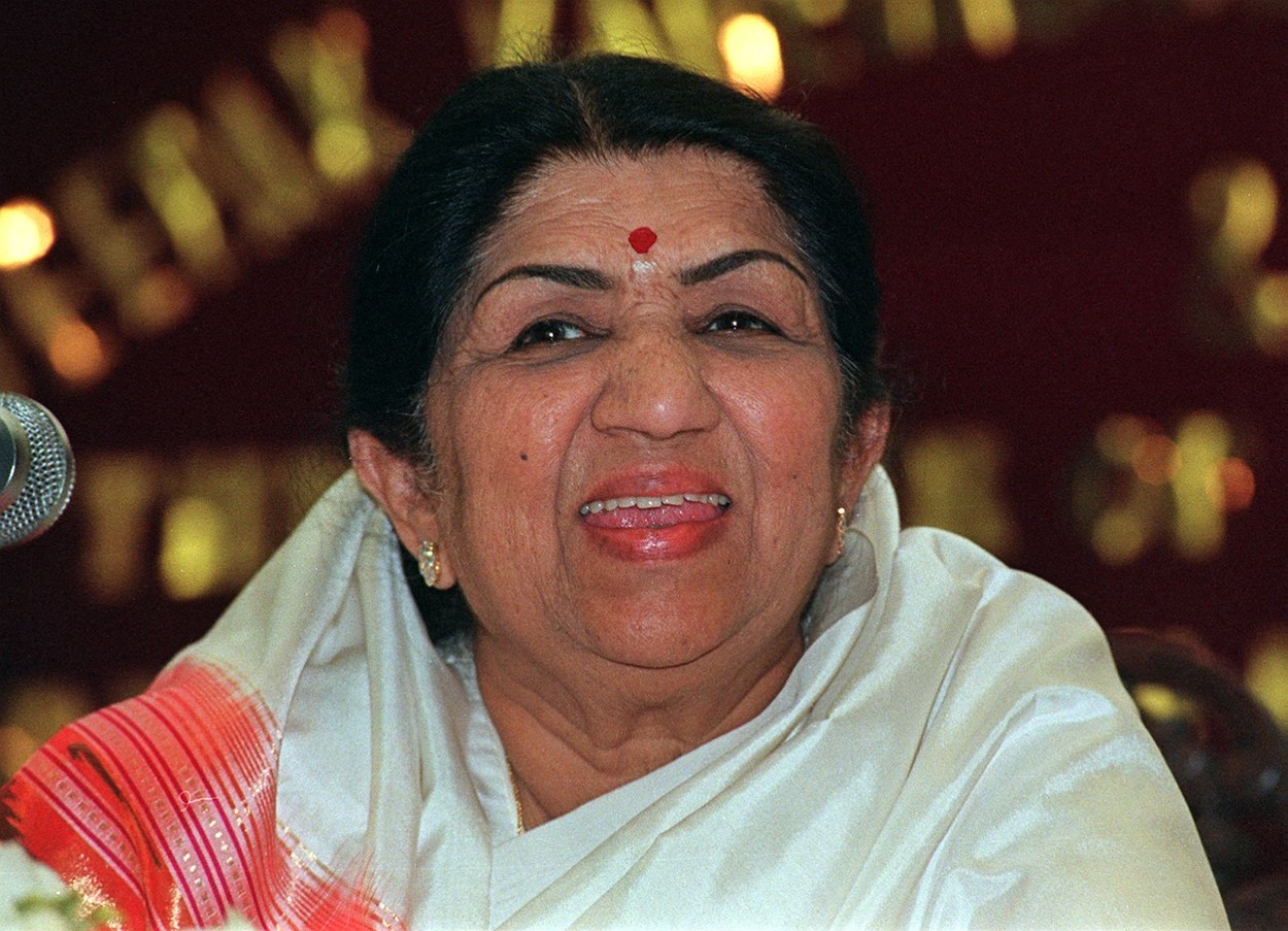 A murit Lata Mangeshkar, „privighetoarea de la Bollywood”. Cântăreața avea 92 de ani