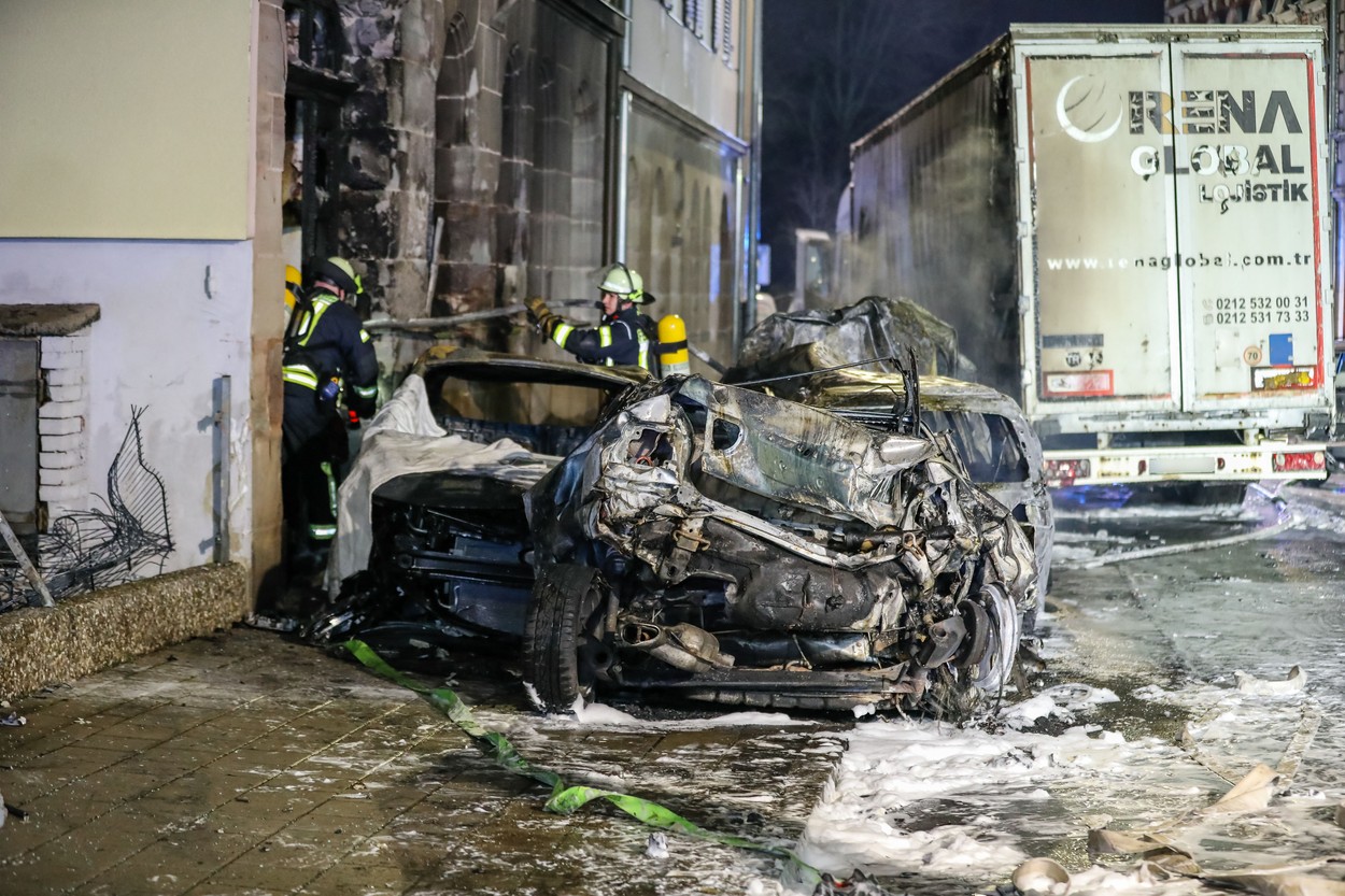 Un şofer beat a avariat 31 de vehicule. Mai multe mașini au luat foc