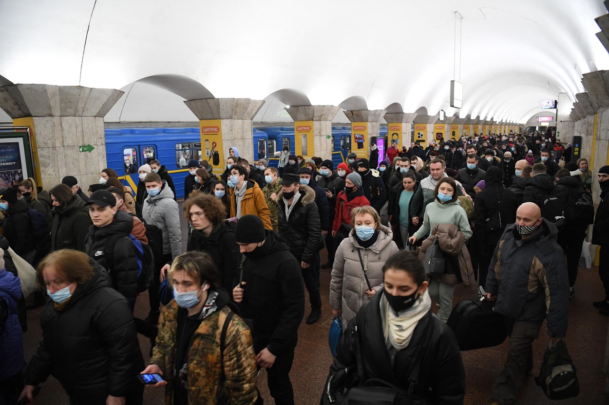 Panică la Kiev: Cetățeni evacuați în adăposturi, cozi uriașe la ieșirea din oraș | VIDEO
