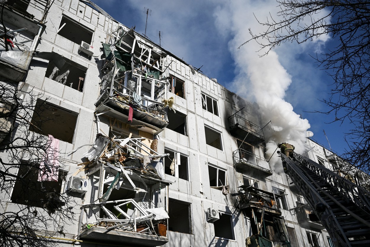 Imagini șocante: un bloc cu civili, distrus de bombardamente în Ucraina