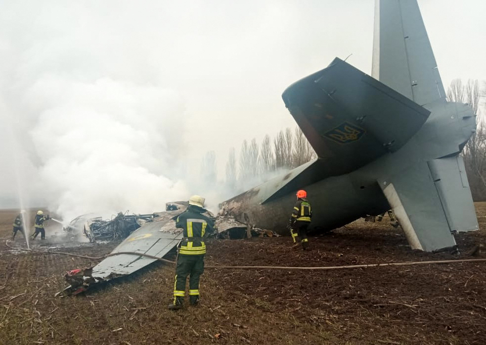 VIDEO| Un avion militar ucrainean s-a prăbușit în apropiere de Kiev. Cinci oameni au murit