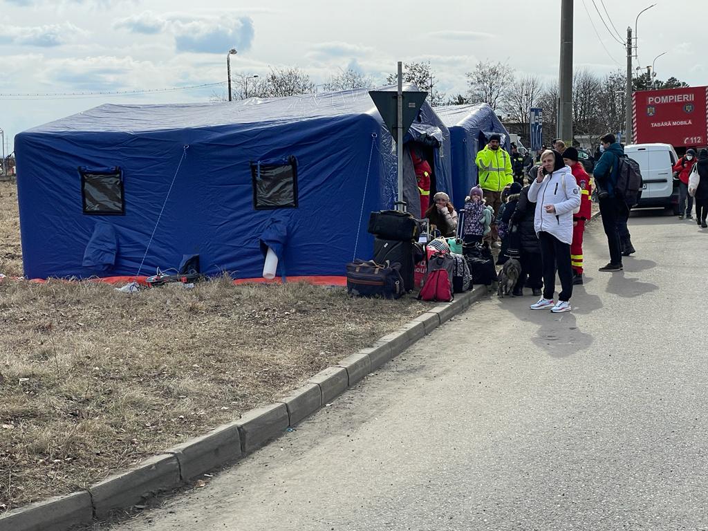 Reprezentanți ai Vodafone sunt în vămi și le dau cartele refugiaților din Ucraina care intră in țara