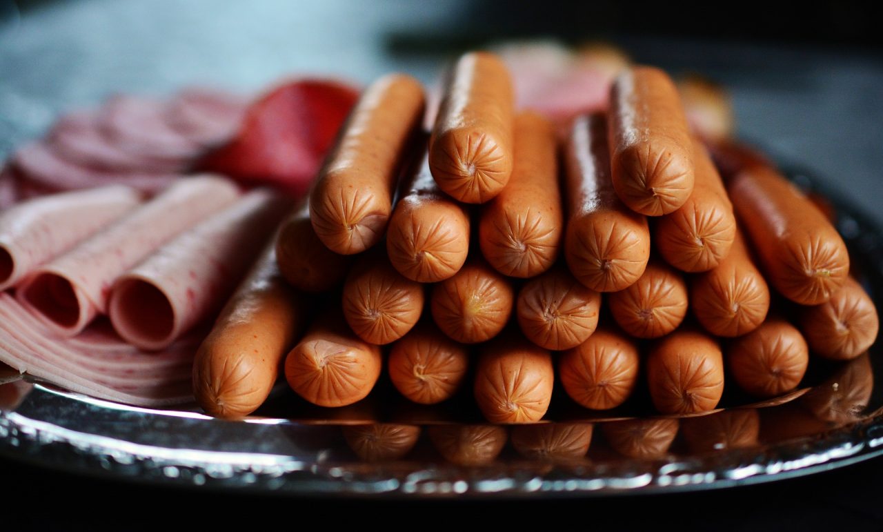 Specialiștii avertizează: Unii crenvurști de porc conțin puțină carne de porc și multe E-uri