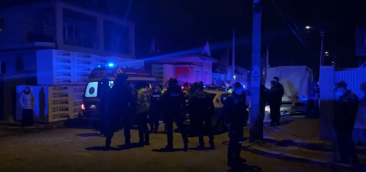 VIDEO | Scandal pe o stradă din Craiova. Doi tineri au ajuns la spital, iar o mașină a fost avariată