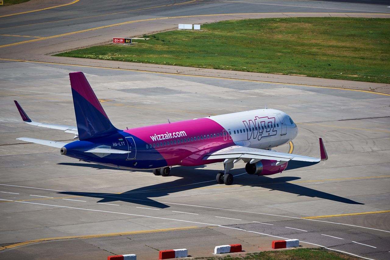 Un avion Wizz Air s-a întors la Iași după ce a lovit o pasăre