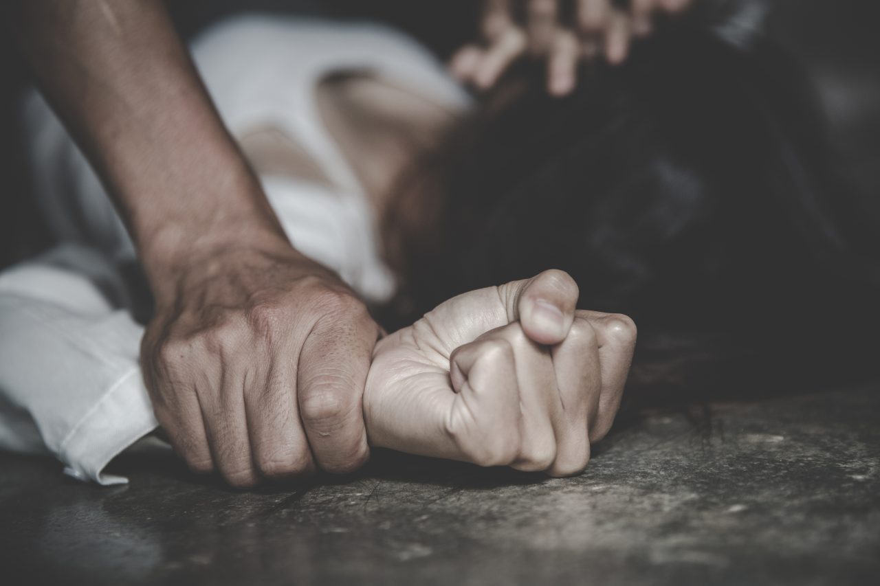 Român din Spania, violator în serie. Bărbatul își filma victimele în timp ce le abuza și apoi le trimitea videoclipurile editate, cu muzică și text