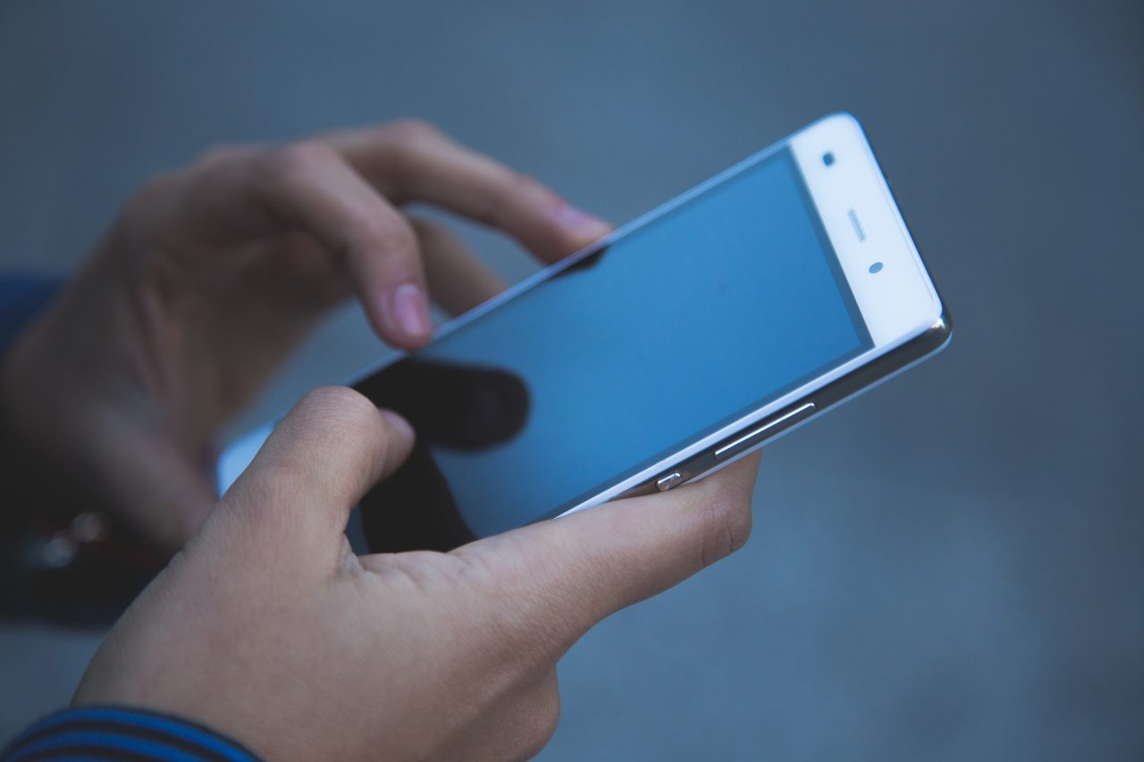 O femeie din Sighetu Marmației a primit o factură uriașă la telefon. Ce explicație a primit de la operatorul de telefonie mobilă