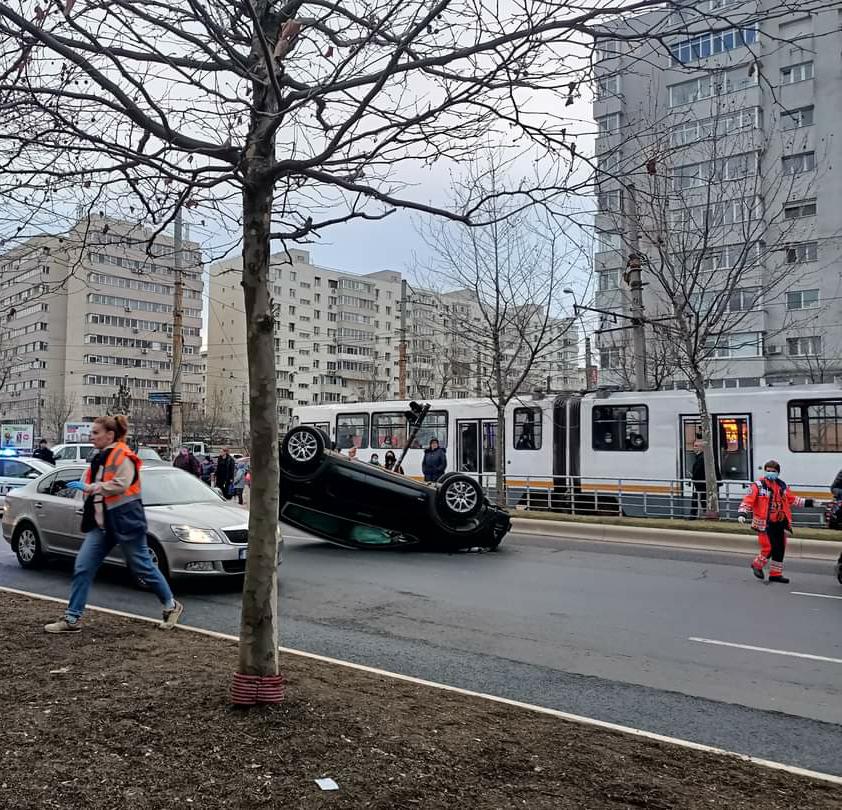 FOTO | Blocaj în zona Dristor din București, după ce un șofer a pierdut controlul volanului și s-a răsturnat