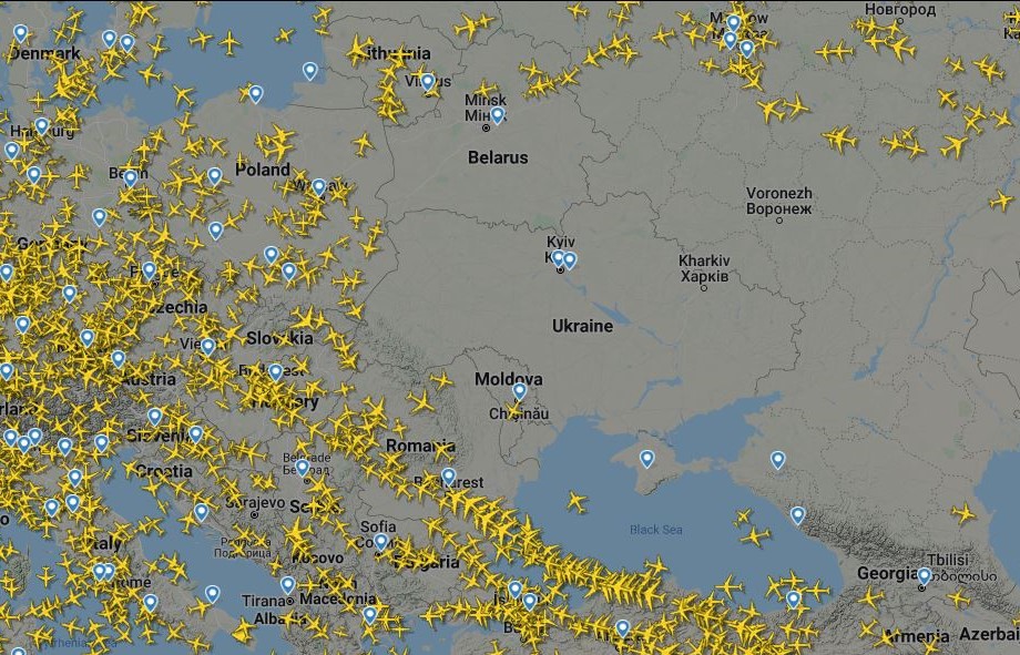FOTO | Imaginea războiului din Ucraina, realizată prin Flyradar: Niciun avion nu mai zboară prin spațiul ucrainean, iar traficul este deviat pe la noi