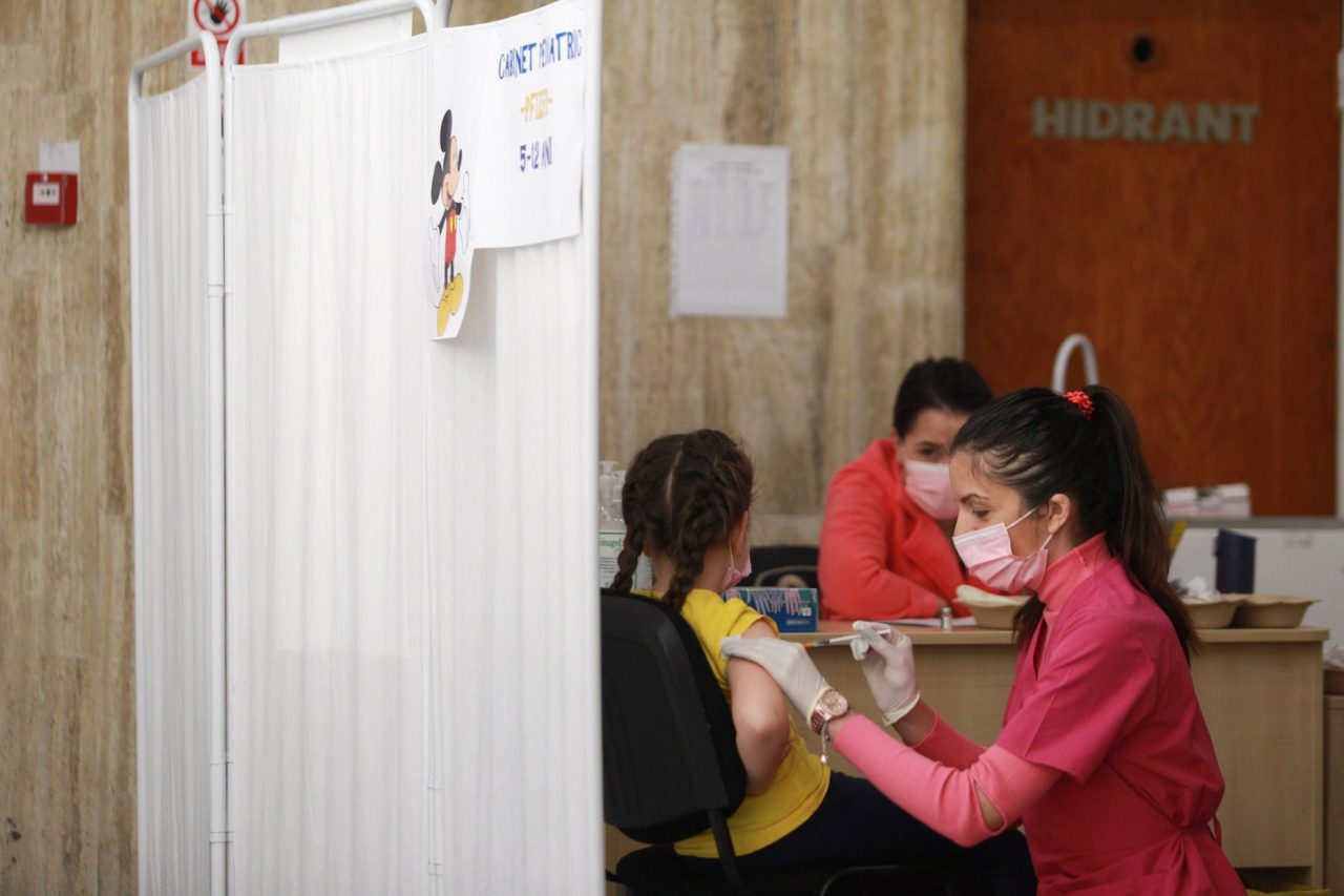 Medicii îi avertizează pe părinți: Infecția cu SARS-COV-2 poate declanșa o boală autoimună gravă la copii. Care sunt simptomele