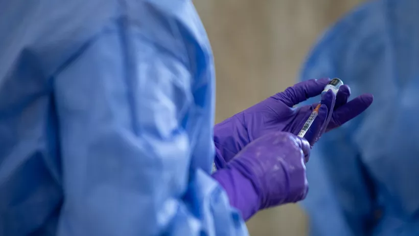 VIDEO | Percheziții în județul Dolj și București într-un dosar de vaccinare fictivă. Aproximativ 150 de români și cetățeni străini ar fi obținut certificate de vaccinare fără drept