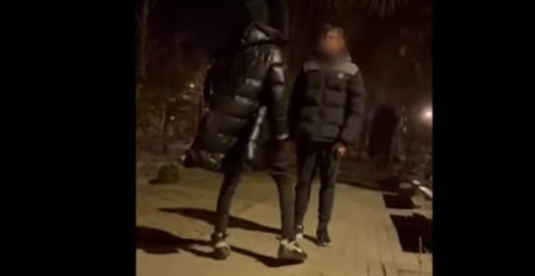 VIDEO | Tânărul care a lovit un băiat cu pumnul în figură, lăsându-l inconștient, a fost reținut de Poliție | Atenție, imagini șocante!