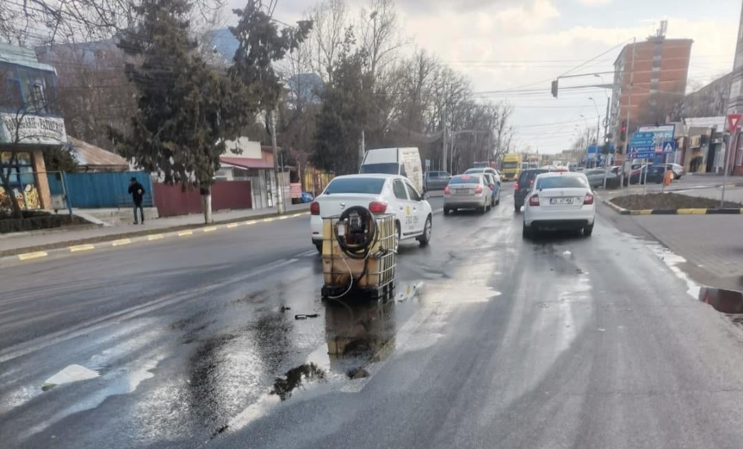 Amendă uriașă pentru benzinăria din Tecuci care a vândut motorina în rezervorul de 1.000 de litri răsturnat pe şosea