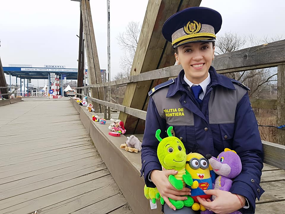 FOTO | Cum arată „Podul jucăriilor” dintre România și Ucraina. „Parcă mai alină durerea din ochii mamelor”