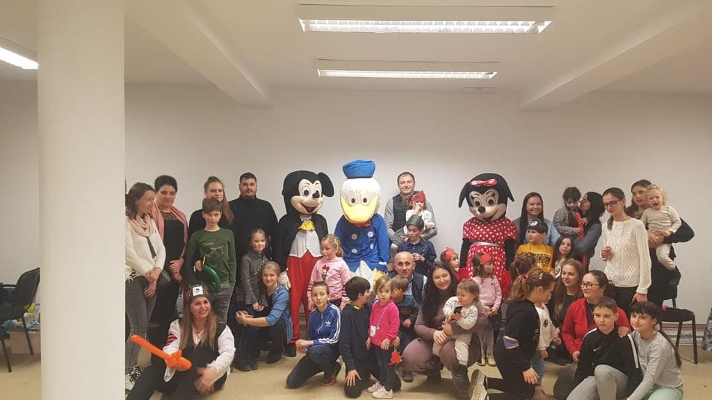 Un număr de 130 de refugiaţi din Ucraina, cazaţi în Vâlcea. După slujbă, localnicele au adus copiilor dulciuri şi icoane