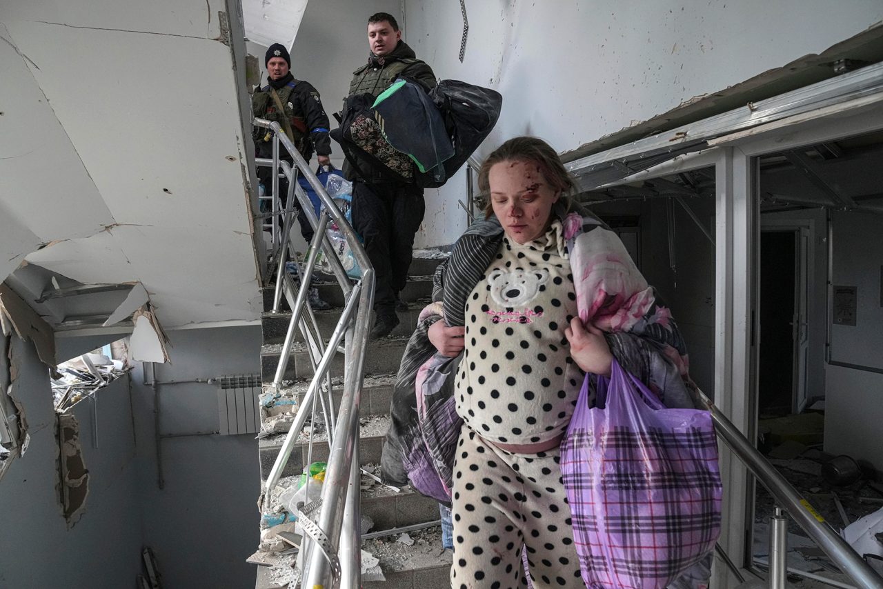 O femeie care a supraviețuit bombardamentului de la maternitatea din Mariupol a născut vineri