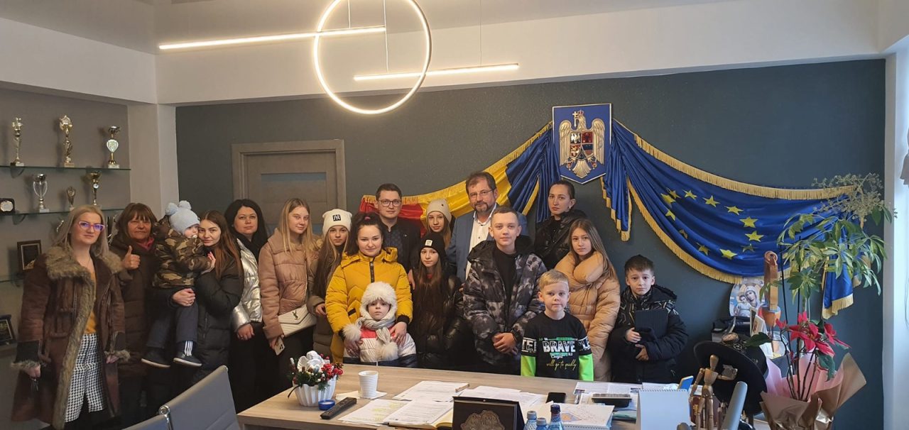 Mărturii dramatice: Patru mame au fugit din Ucraina și s-au adăpostit într-o casă fără căldură și curent