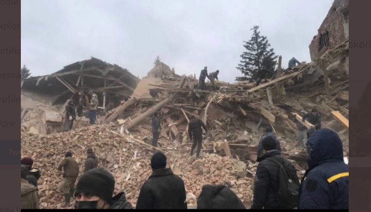 FOTO | Peste 70 de militari ucraineni au murit după ce trupele ruse au bombardat o baza militară, în orașul Ohtîrca