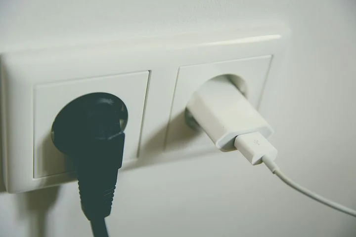 Cele 7 electrocasnice și dispozitive care consumă cel mai mult curent, chiar și când sunt oprite. De asta plătești mult factura la lumină!