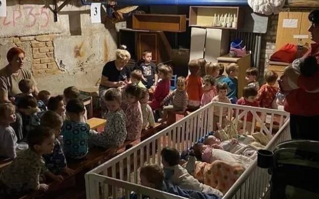 Imaginea sfâșietoare a războiului. Bebelușii sunt mutați cu pătuțuri în adăposturile anti-bombe