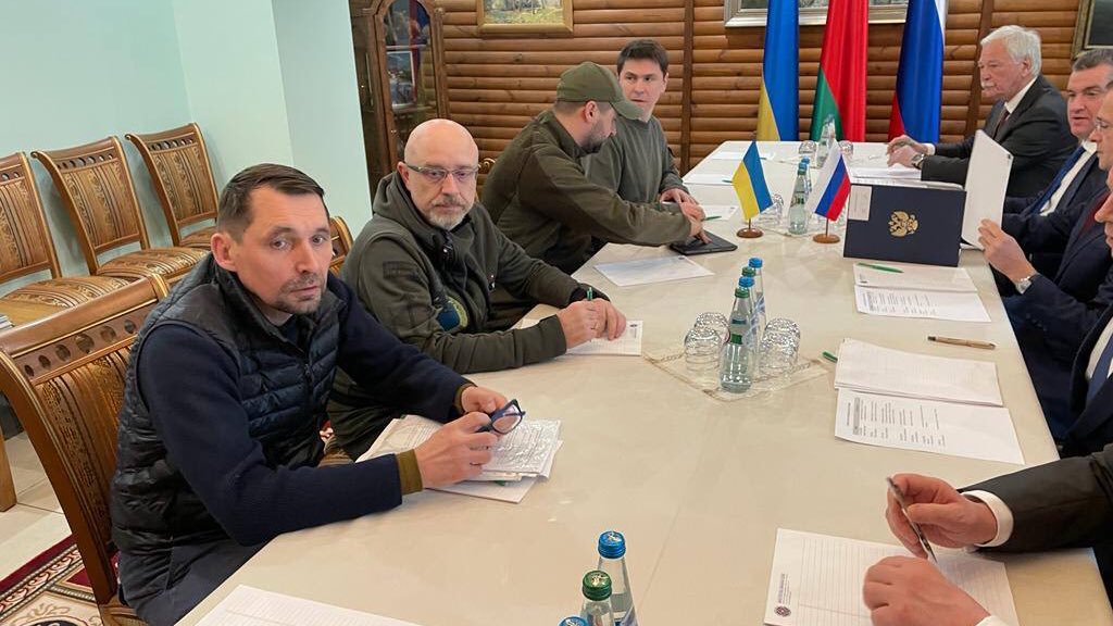 LIVE UPDATE | Ucraina, a noua zi de război: Încetarea temporară a focului și coridoare umanitare pentru evacuarea civililor, după a doua rundă de negocieri ruso-ucrainene/ Noi sancțiuni pentru oligarhii ruși/ SUA au stabilit o nouă linie telefonică militară directă cu Rusia