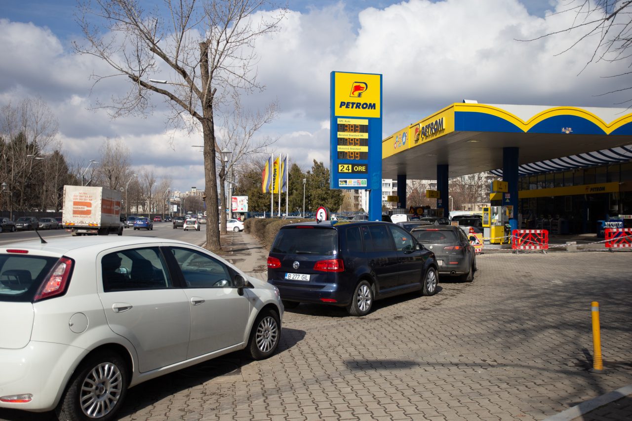Românii vor beneficia de o compensare de 50 de bani la litrul de carburant, direct de la pompă. Cât timp se va aplica măsura