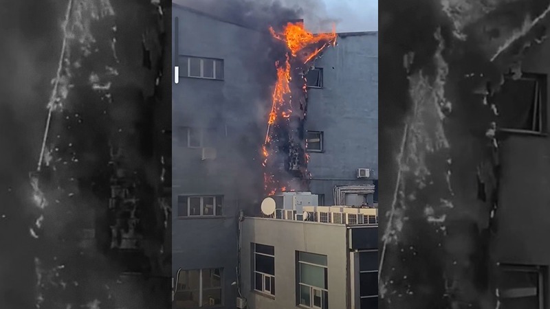 Incendiu de proporții la un centru comercial din București. Pompierii intervin cu mai multe autospeciale (VIDEO)