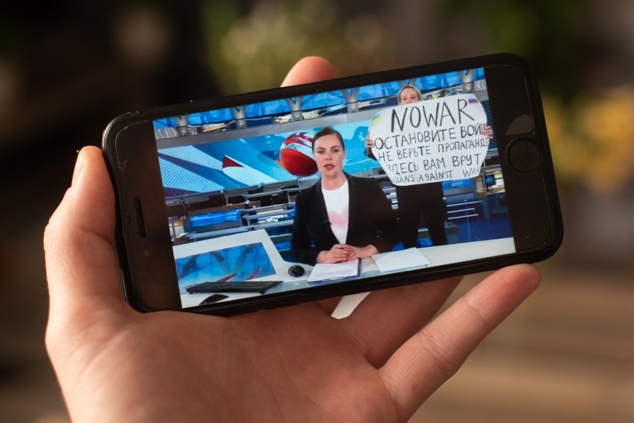 Ce pedeapsă riscă jurnalista din Rusia care a apărut în direct la televizor și a cerut oprirea războiului din Ucraina