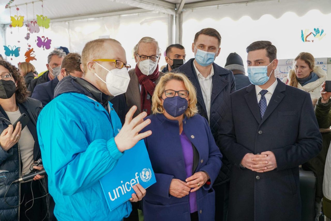 Ministrul german pentru Cooperare Economică şi Dezvoltare, vizită în Vama Sighetu Marmaţiei la centrul Blue Dot iniţiat de UNICEF: „Sunt impresionată de solidaritatea cu poporul ucrainean”