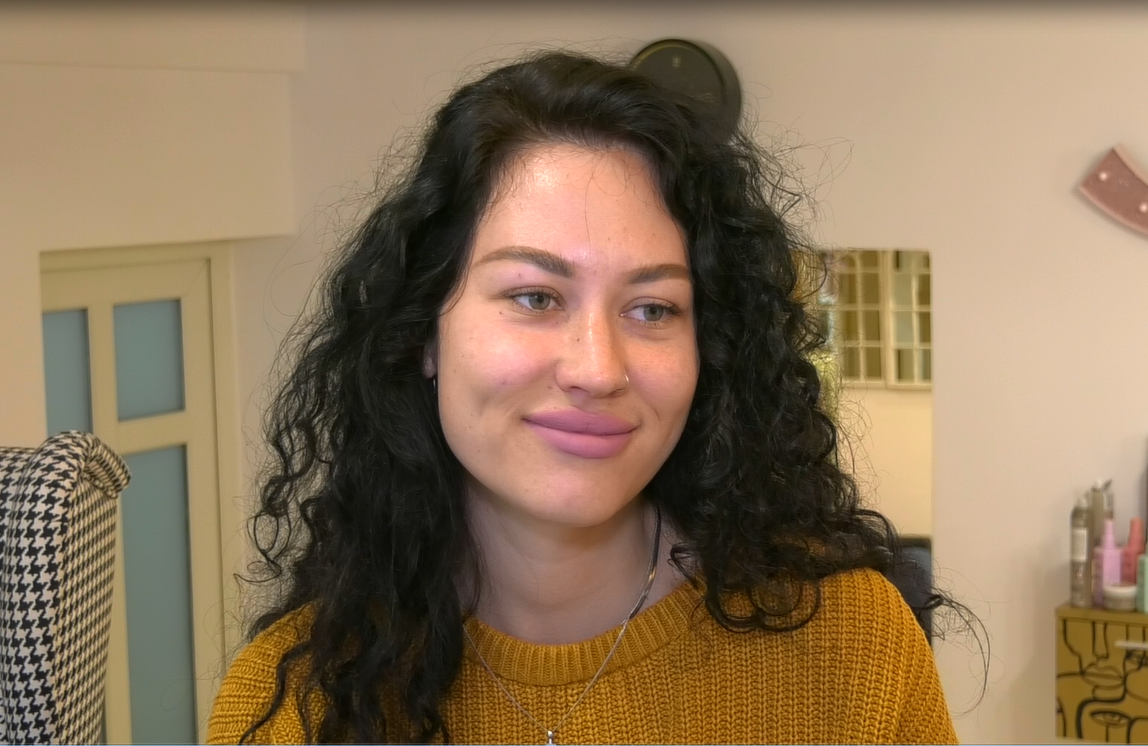 EXCLUSIV VIDEO| Povestea tinerei refugiate din Ucraina care și-a găsit un loc de muncă în București: „Oamenii o luaseră razna, mergeau în farmacii să-și cumpere medicamente”