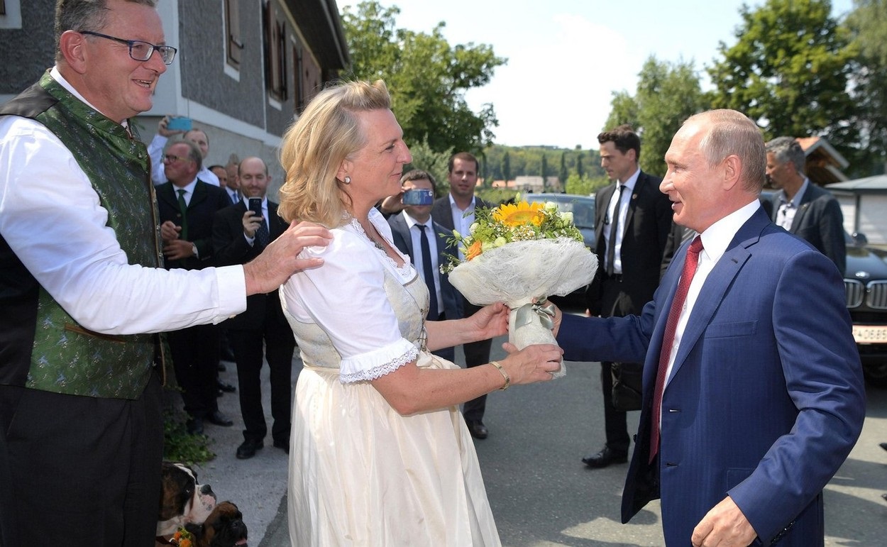 Gestul incredibil al lui Vladimir Putin. Ce cadou i-a făcut șefei diplomației austriece