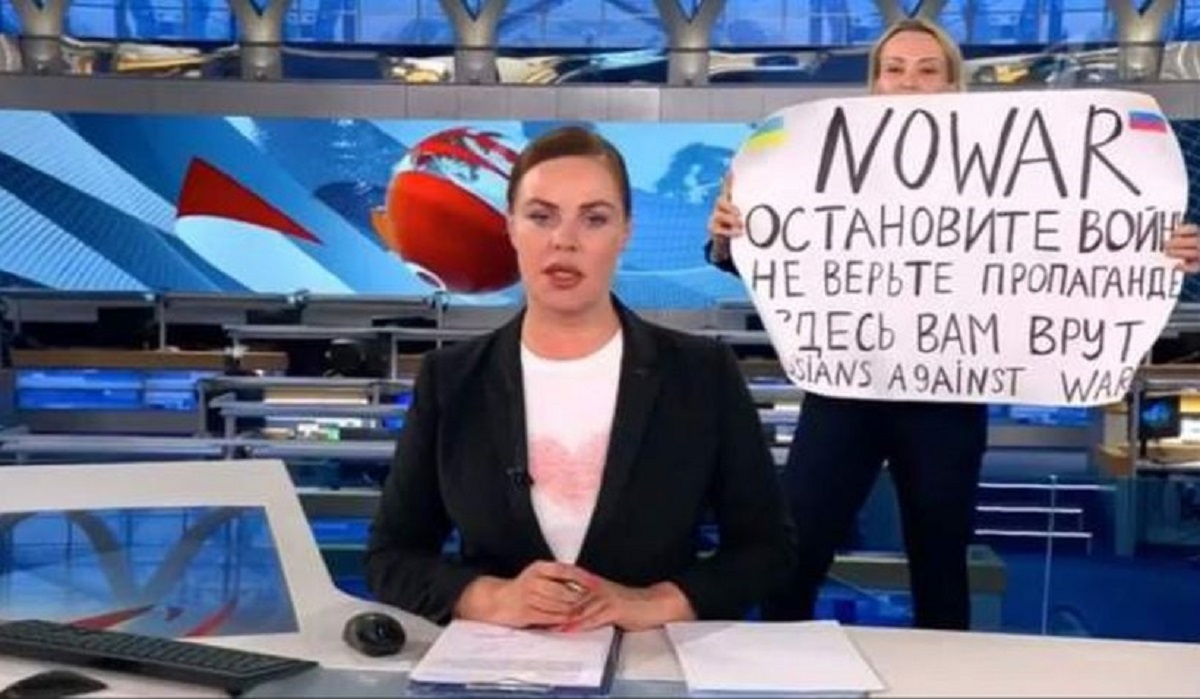 VIDEO | Protest în direct, la un post TV din Rusia. Ce a pățit o angajată, care a afișat mesaje anti-război în timpul unui jurnal de știri