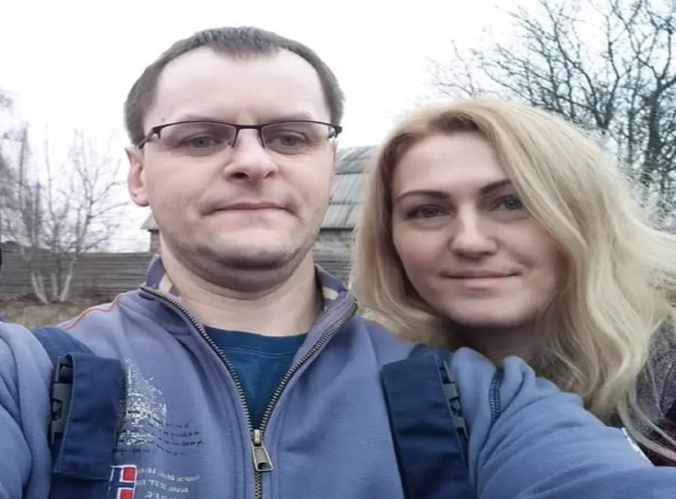 FOTO| „Iertați-mă că nu am fost în stare să vă apăr!”. Povestea tragică a ucraineanului care și-a recunoscut soția și copiii uciși de obuzele rușilor, pe coperta unui ziar