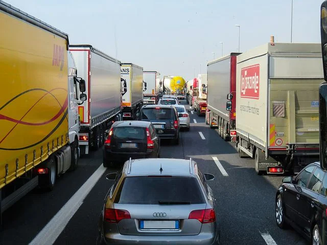 Accident grav pe un drum din România: Șoferul unui microbuz plin cu pasageri a murit la volan