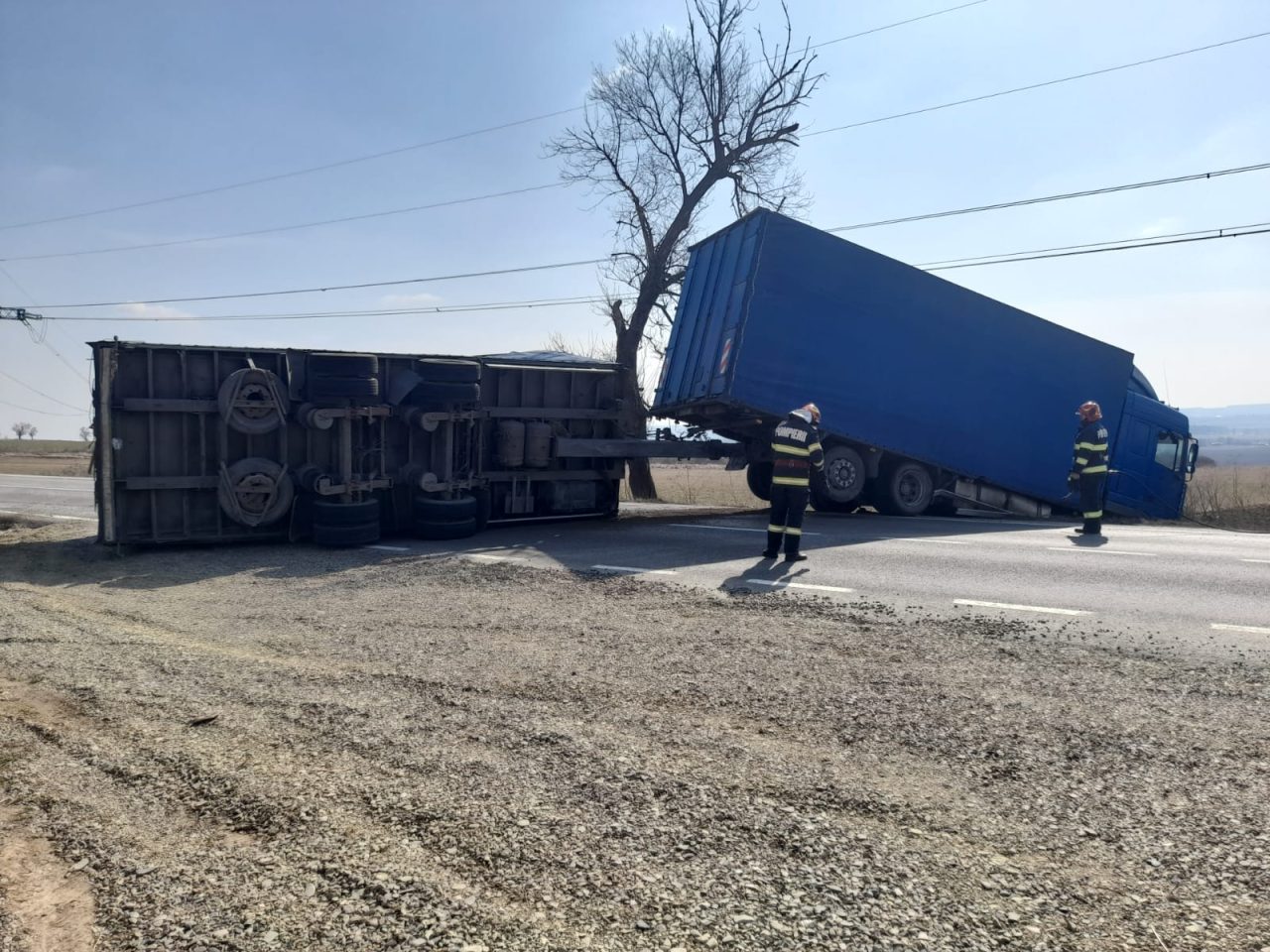 Un camion cu ajutoare pentru ucraineni s-a răsturnat pe DN 2/ DE 85 în Iași. Un al doilea tir a rămas blocat, când încerca să îl ocolească