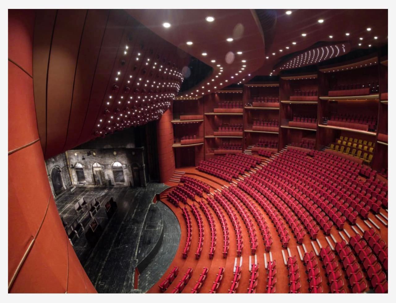 Un tânăr de 26 de ani a furat un videoproiector de 6.500 de euro din Teatrul Național din București și l-a vândut apoi cu 200 de lei. Cum a fost prins