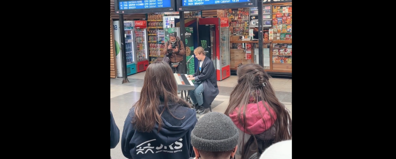 VIDEO | Artistul britanic Tom Odell a cântat în Gara de Nord din București, pentru refugiații ucraineni. El va susține un recital la concertul caritabil „We are one”, de pe Arena Națională