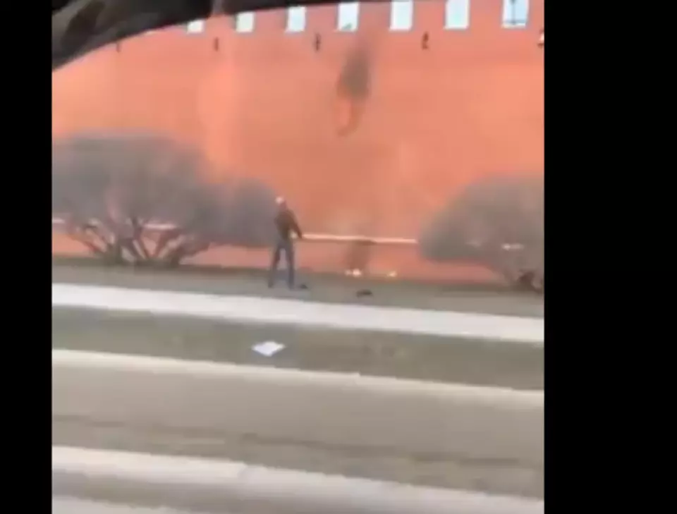 Un bărbat a fost surprins aruncând cu cocktailuri Molotov în zidurile Kremlinului