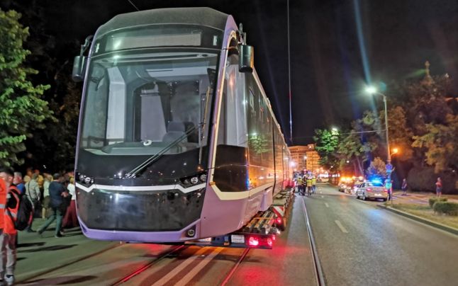 Un tramvai nou, fabricat în Turcia, a luat foc într-un depou din Timișoara. Mijlocul de transport a costat 11,5 milioane de lei