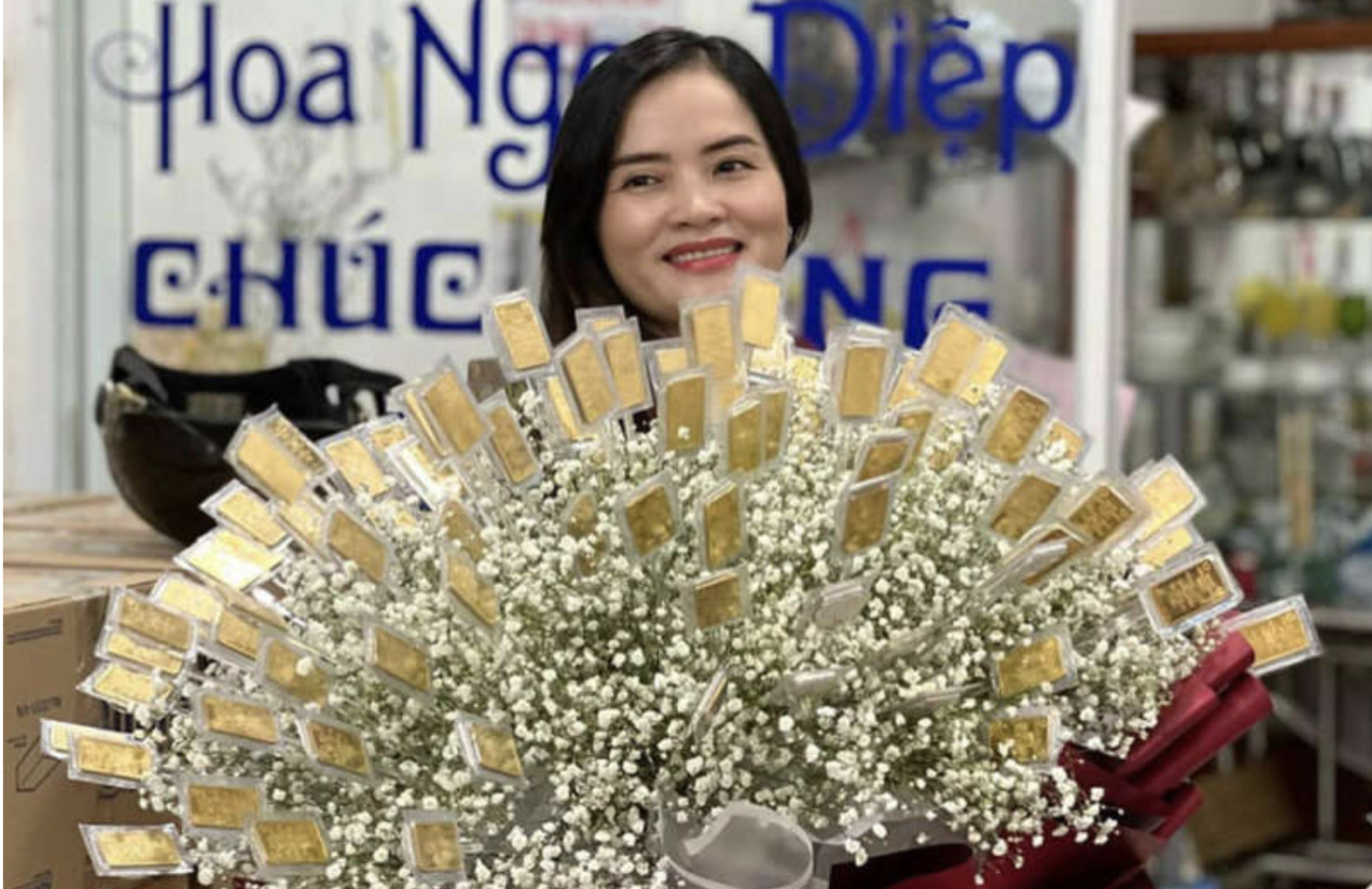 Un vietnamez i-a făcut cadou unei femei un buchet de ”flori din aur” în valoare de peste 300.000 de dolari