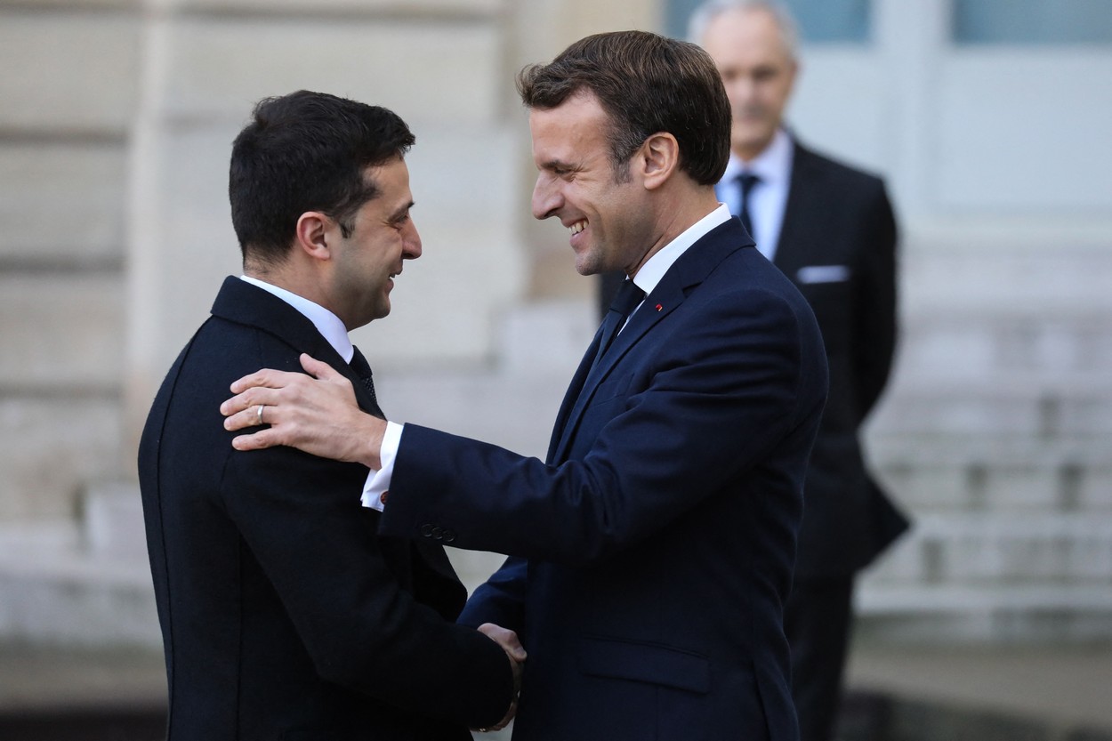 GALERIE FOTO – Începe Emmanuel Macron să îl copieze pe Volodimir Zelenski? Cum a început să se îmbrace președintele Franței