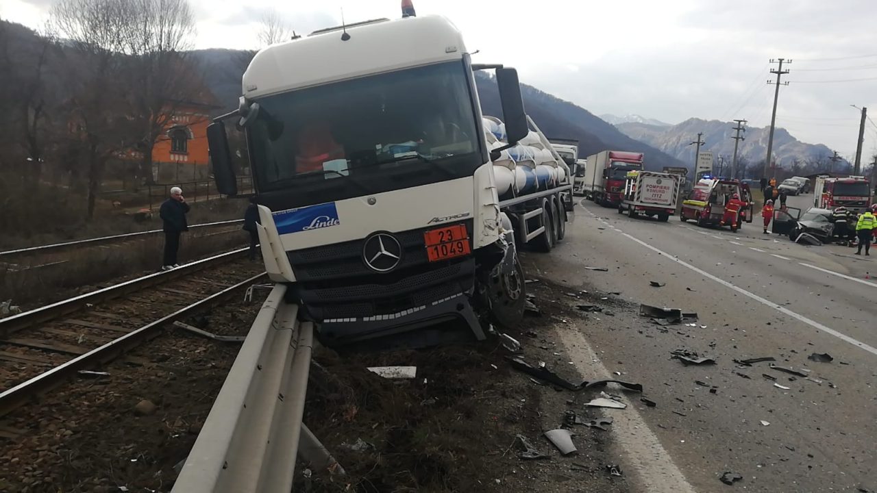 VIDEO | Pericol de explozie în județul Vâlcea după ce un autoturism a intrat într-o autocisternă cu hidrogen. Un tânăr de 21 de ani a murit