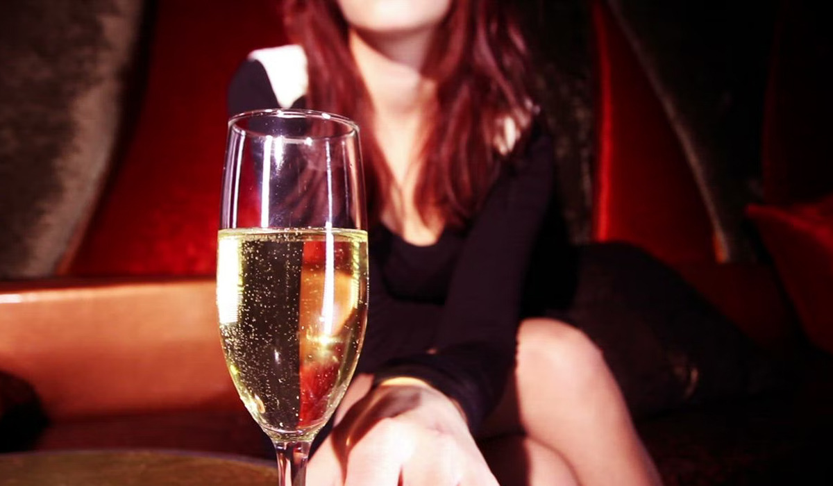 Câți lei primește salariu lunar o „clientă falsă” într-un club de noapte din București. Ce trebuie să facă pentru banii aceștia
