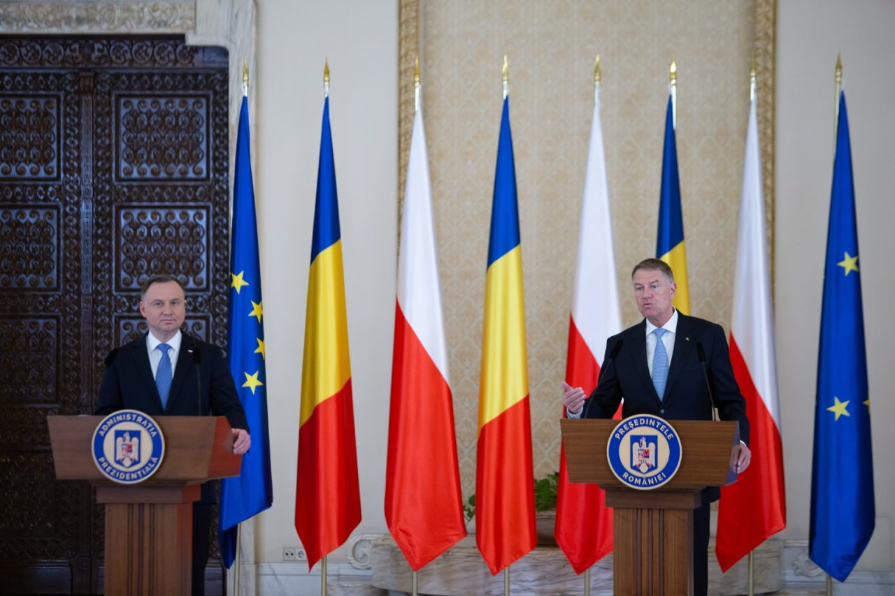 Declarația lui Klaus Iohannis, aflat alături de președintele Poloniei, a fost întreruptă de mesajul Ro-Alert de incendiu. Cum a reacționat șeful statului