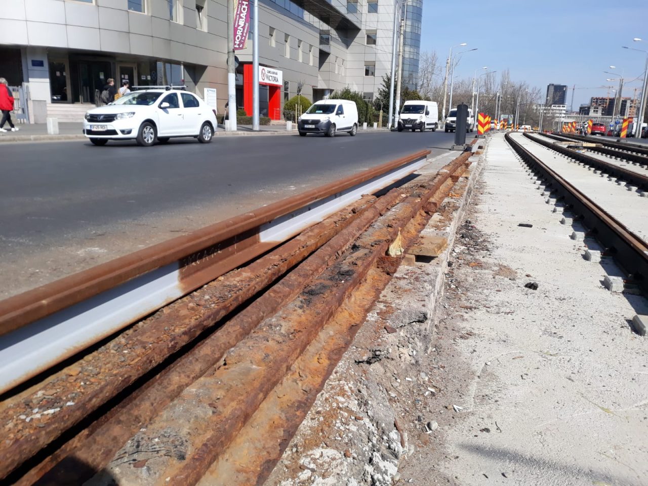 FOTO & VIDEO | Cum arată acum cea mai lungă linie de tramvai din București, la aproape un an de reparații. Șinele vechi erau mâncate de rugină