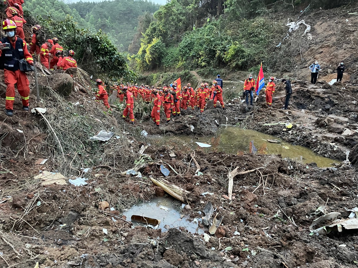 Cineva de la bordul aeronavei China Eastern Airlines, prăbușite în martie, ar fi provocat teribilul accident aviatic în care au murit 132 de oameni, cel mai grav din ultimii 28 de ani produs în China
