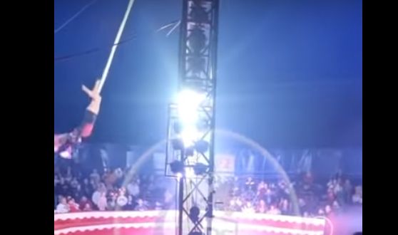 VIDEO șocant cu o acrobată de la un circ din Satu Mare care cade de la înălțime