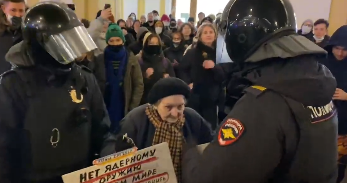 VIDEO | O activistă în vârstă de 77 de ani a fost reținută de poliția rusă, în timpul unui protest față de războiul din Ucraina