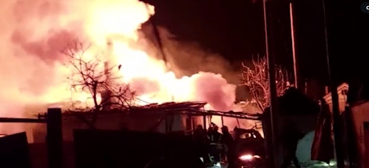 Rusia lansează noi atacuri cu bombă asupra Aeroportului Internațional Kiev și a cartierelor din jurul capitalei ucrainene